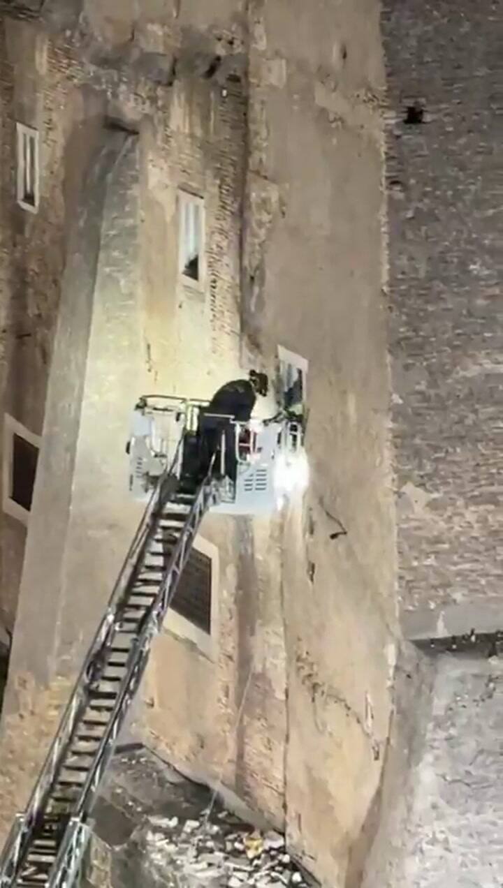 El trabajador implicado en el derrumbe de la Torre dei Conti en Roma ha sido rescatado de entre los escombros