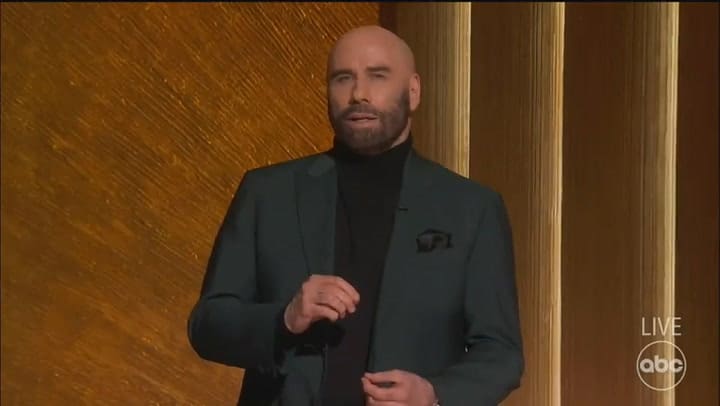 John Travolta se emociona al presentar el segmento 'In Memoriam' en los Oscars