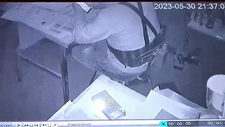 El mecánico tardó en darle la camioneta y lo desfiguró