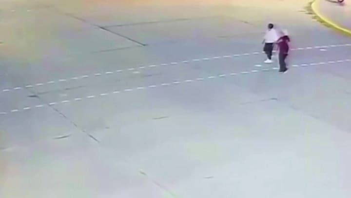 Colón: un joven hacía “wheelie” con su moto y atropelló a una mujer de 74 años que debió ser internada de urgencia