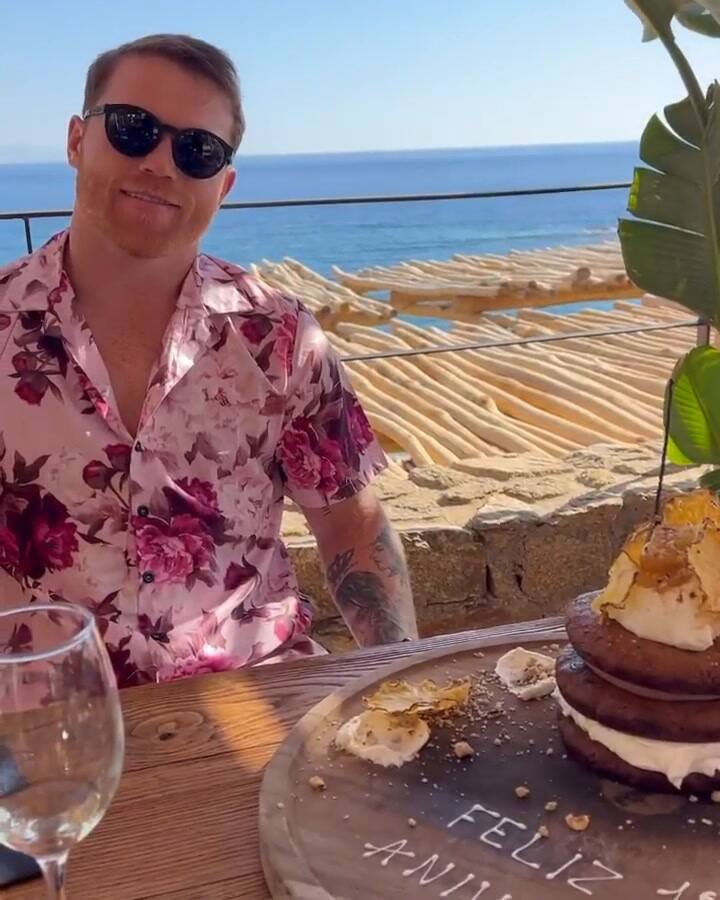 Canelo Álvarez celebra su aniversario en Mykonos