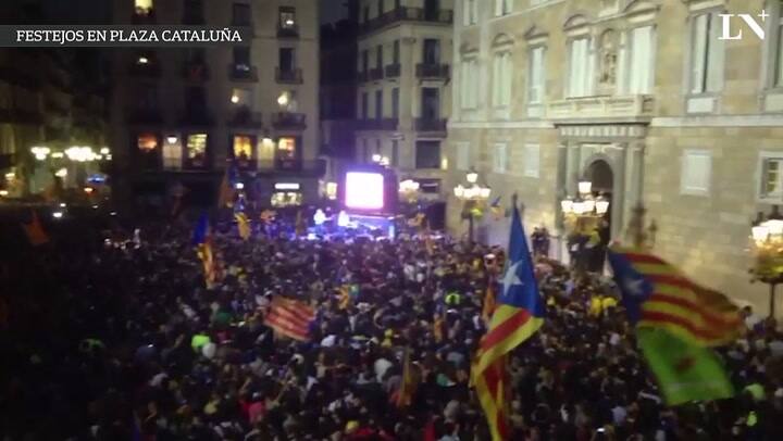 Festejos en Plaza Cataluña por la declaración de independencia