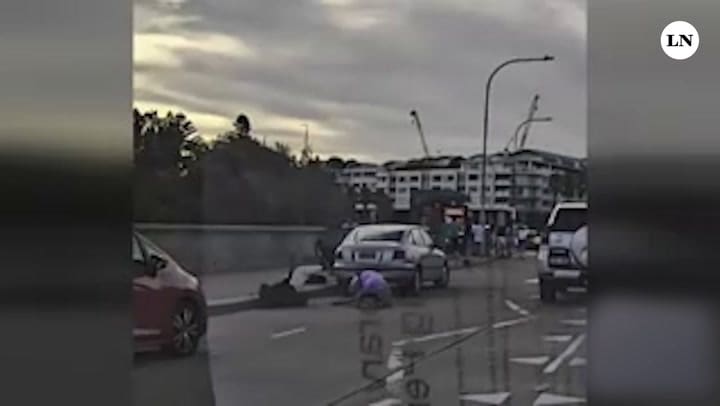 Un hombre cayendo a la calle después de intentar desarmar a uno de los pistoleros del tiroteo mortal en Bondi Beach, en Sydney, Australia