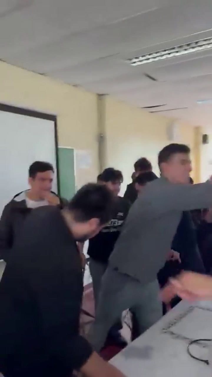 Militantes de izquierda interrumpieron una clase con legisladores libertarios en la UBA