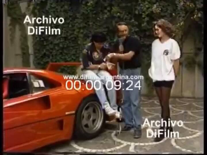 Roberto Giordano presentando a Diego Maradona en Italia