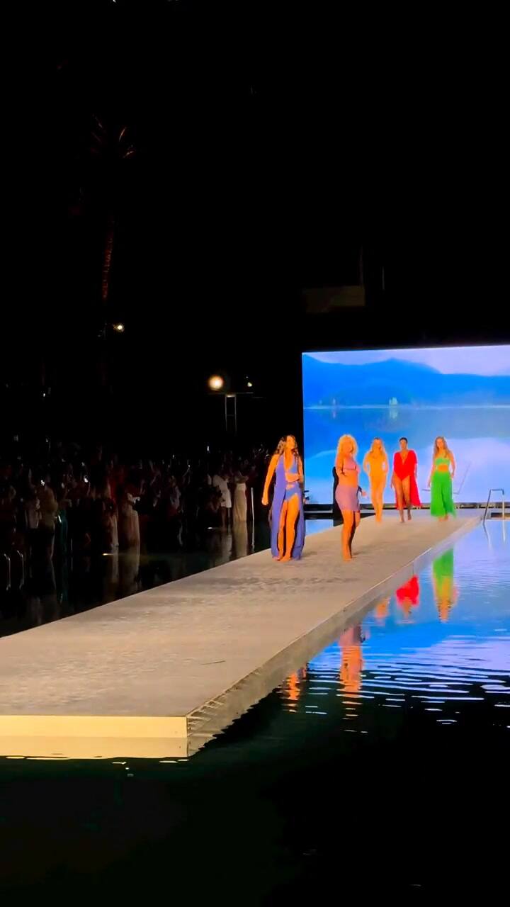 La supermodelo Carol Alt desfiló en la pasarela del Miami Swim Week