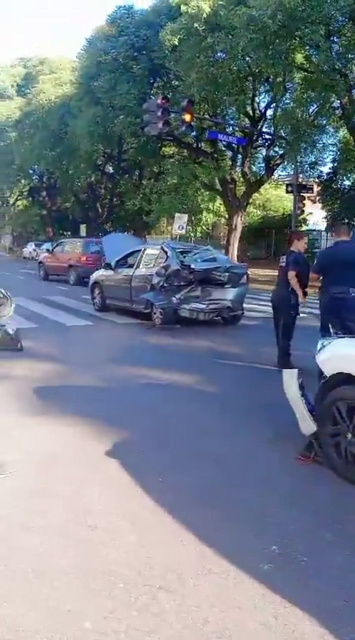 Violento choque entre dos autos en Palermo: complicaciones para transitar por Libertador
