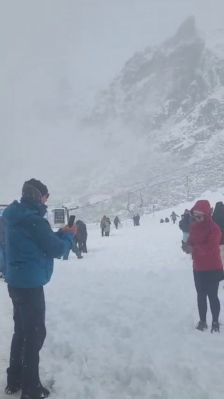 Como en invierno: turistas y vecinos en el cerro Catedral