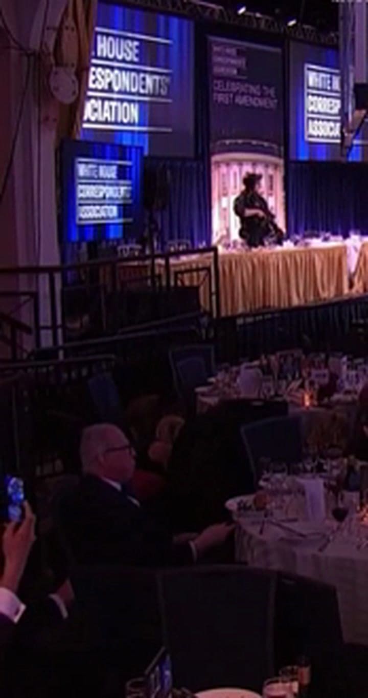 Quién es el hombre que se quedó comiendo una ensalada durante el tiroteo en la gala que encabezó Trump