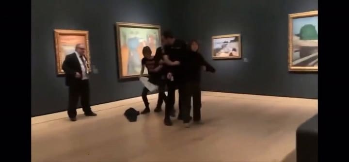 Tres activistas de un grupo ecologista fueron detenidas tras tratar de adherirse con pegamento a “El