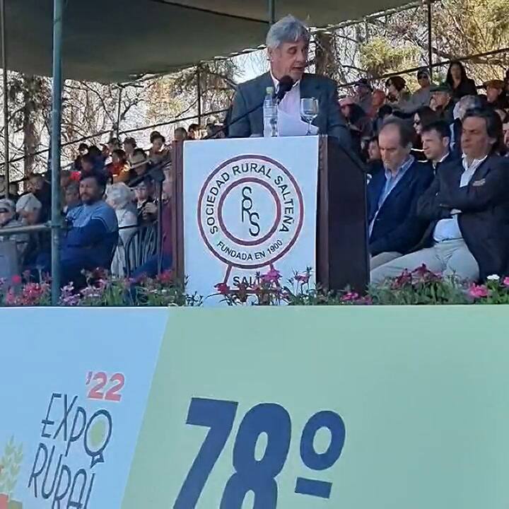 Nicolás Pino en el momento que reclama por los diferentes tipos de cambio