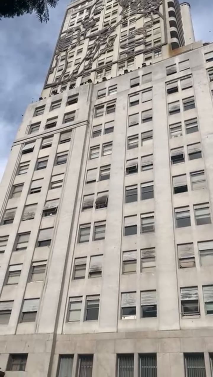 Desde ventanas del Ministerio de Salud de la Nación tiraron papelitos en apoyo a la marcha