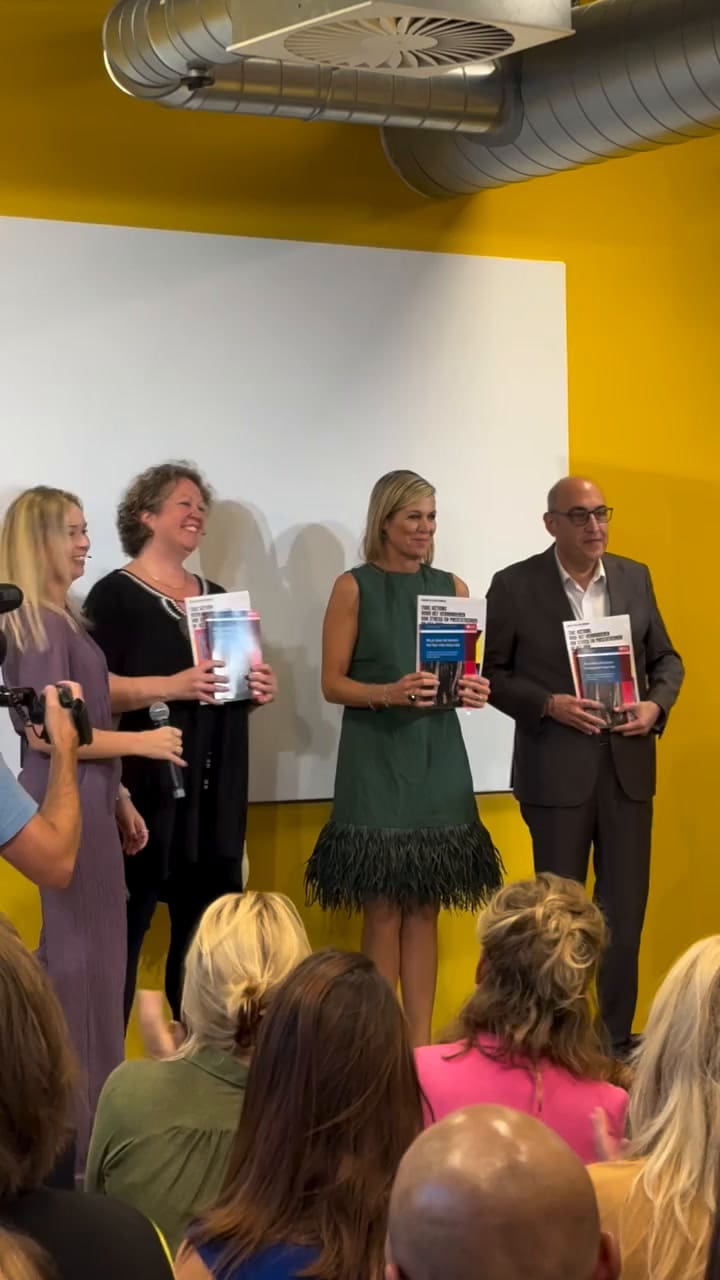 El look total green de la reina Máxima