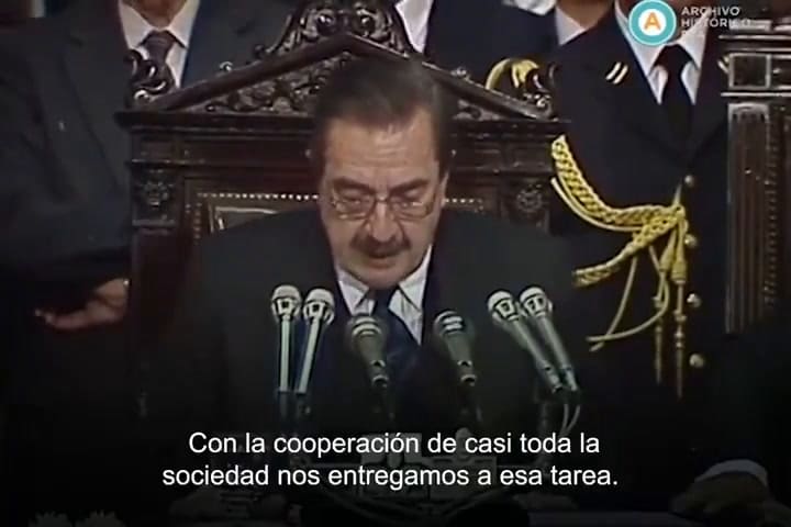 Discurso de Alfonsín: "La tarea principal que nos encomendó el país fue construir una democracia"