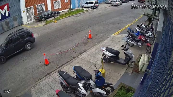 Un camión chocó y volcó su carga en la calle en Mar del Plata