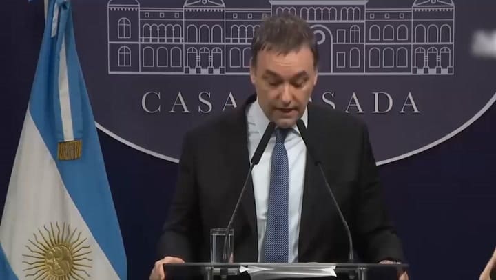 El furcio de Manuel Adorni en su habitual conferencia de prensa