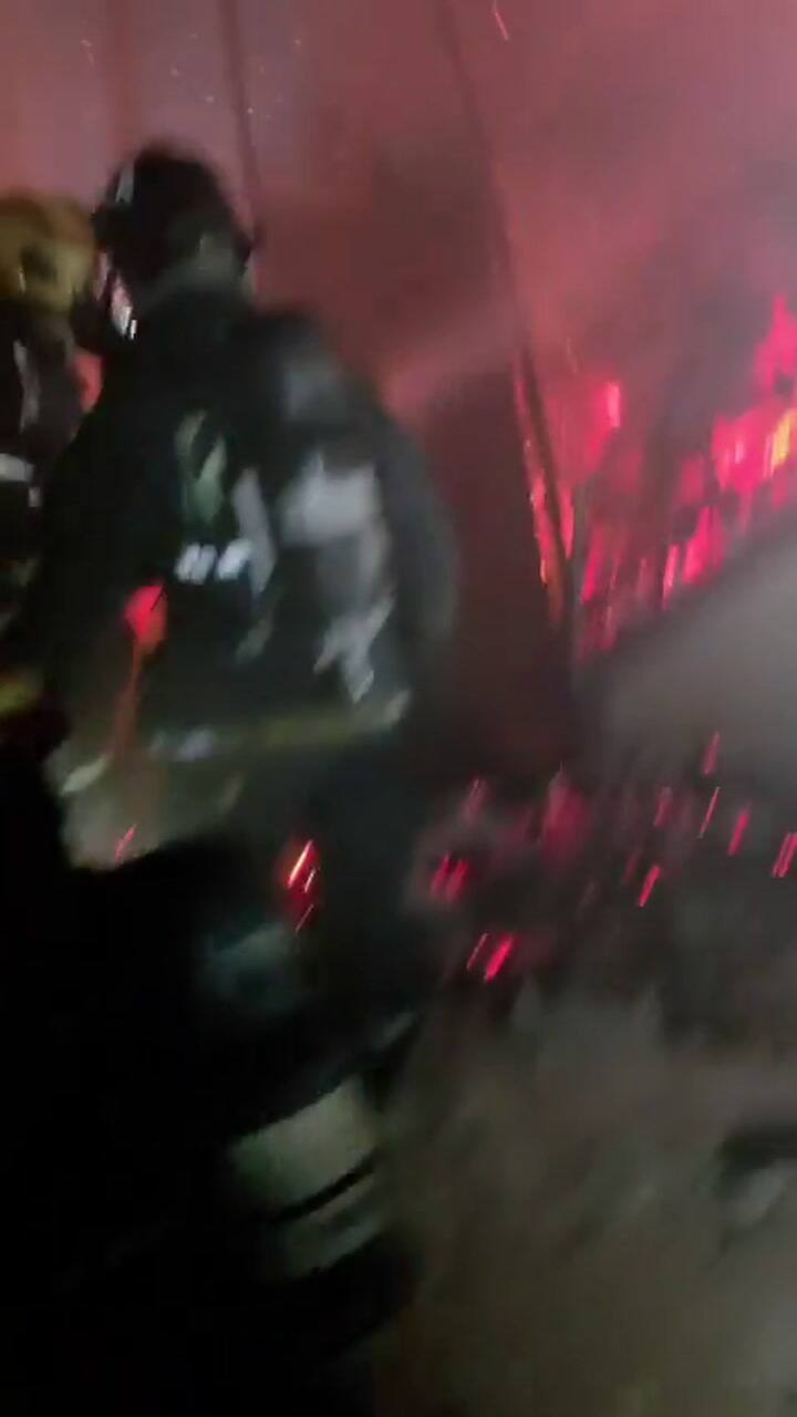 Bomberos combatieron contra las llamas