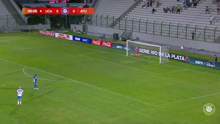 El golazo de mitad de cancha de Pulga Rodríguez frente a Universidad Católica de Chile