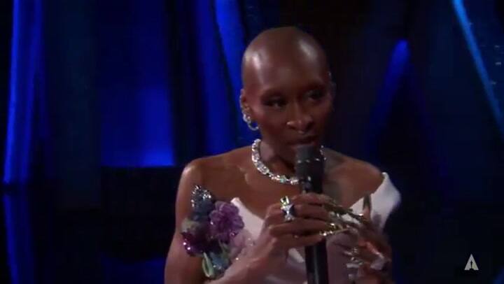 Cynthia Erivo y Ariana Grande interpretaron "Defying Gravity"