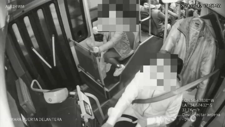 Violento intento de asalto a un colectivo en Lanús: una pasajera defendió a carterazos al chofer