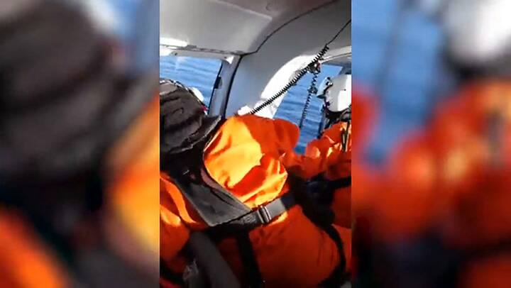 Así evacuaban a un marinero