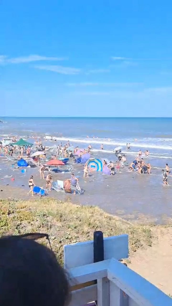 La marejada invade La Caleta, en Mar Chiquita