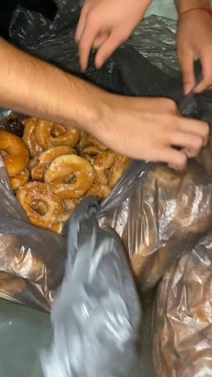 Niños escarban en la basura