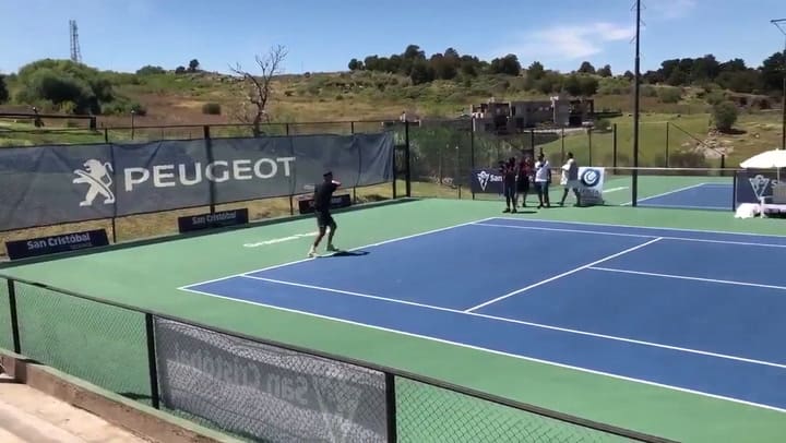 Del Potro se mostró muy picante en el entrenamiento abierto en Tandil - Fuente: Twitter @bernoparede