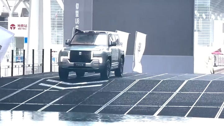 El Yangwang U8 puede flotar en el agua por media hora y girar sobre su propio eje