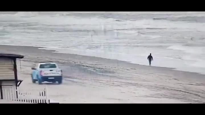 Se metió al mar para intentar escapar de la policía en Villa Gesell