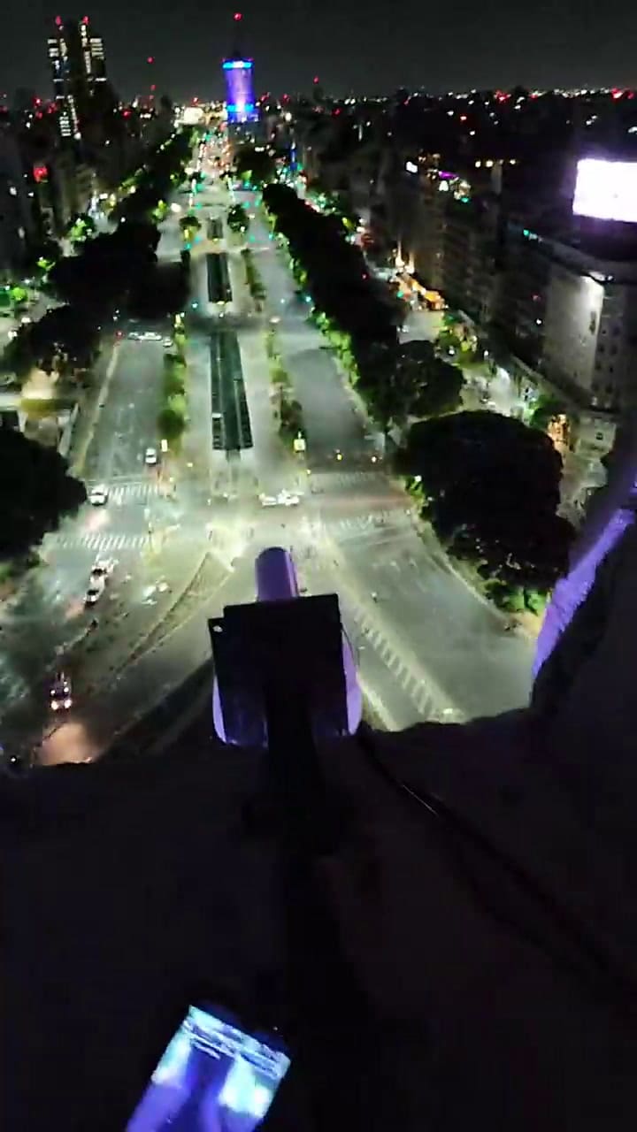 Hinchas argentinos festejan en la cima del Obelisco