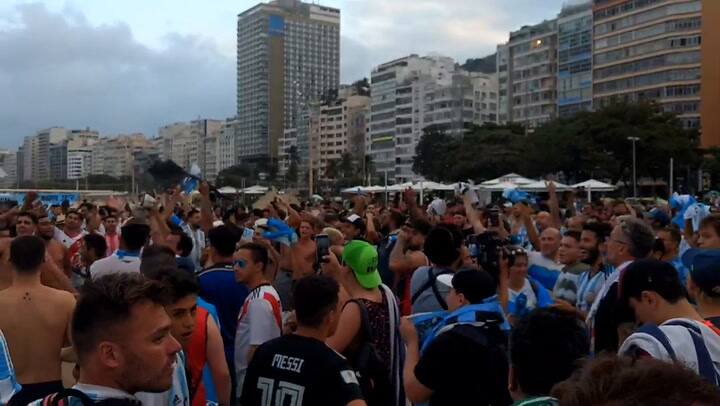 Banderazo argentino en Copacabana - Crédito: Fabián Marelli