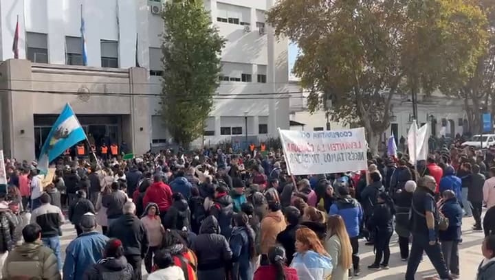 Protesta de feriantes de La Salada frente a la Municipalidad de Lomas de Zamora