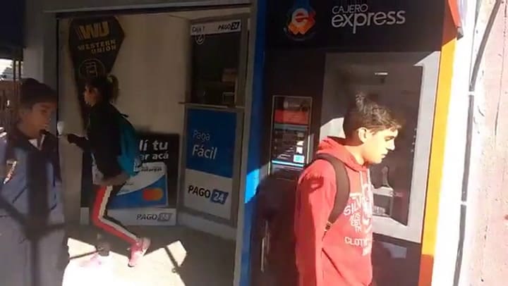 Primer cajero automático en el Barrio 31 - Fuente: YouTube