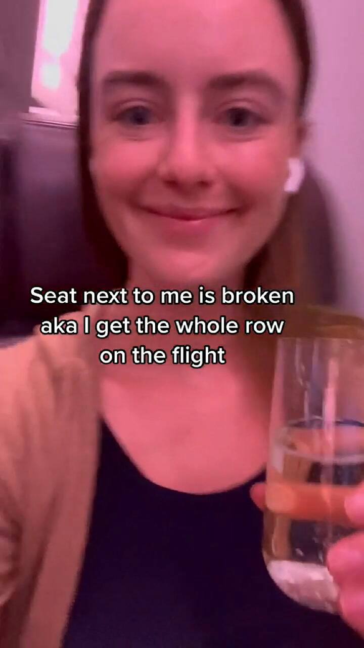 Una joven descubrió un 'hack' para disfrutar de mayores comodidades en un vuelo económico
