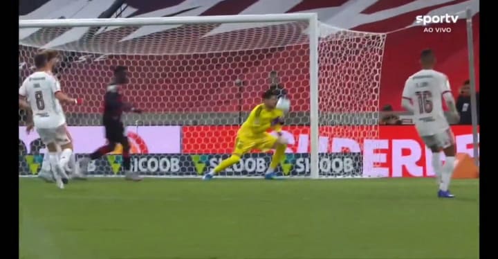 El exarquero de Boca intentó embolsar la pelota pero falló y la jugada terminó en gol para el equipo rival