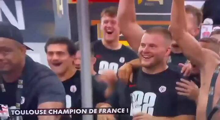Macron hizo un fondo blanco de cerveza durante los festejos del Stade Toulousain