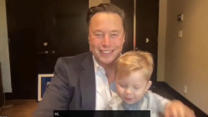 Elon Musk con X Æ A-Xii, el hijo que tuvo con la artista musical canadiense Grimes