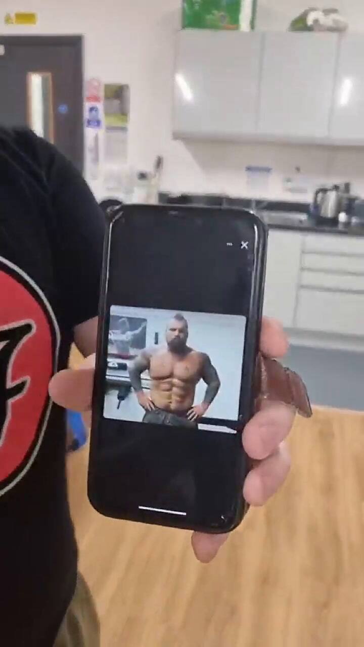 Se tatúa un abdomen marcado para no hacer ejercicio