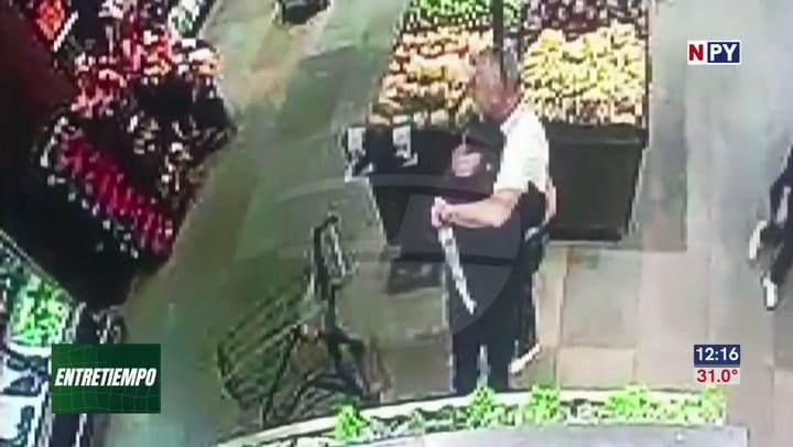 El abrazo de Gustavo Alfaro con un repositor en Asunción