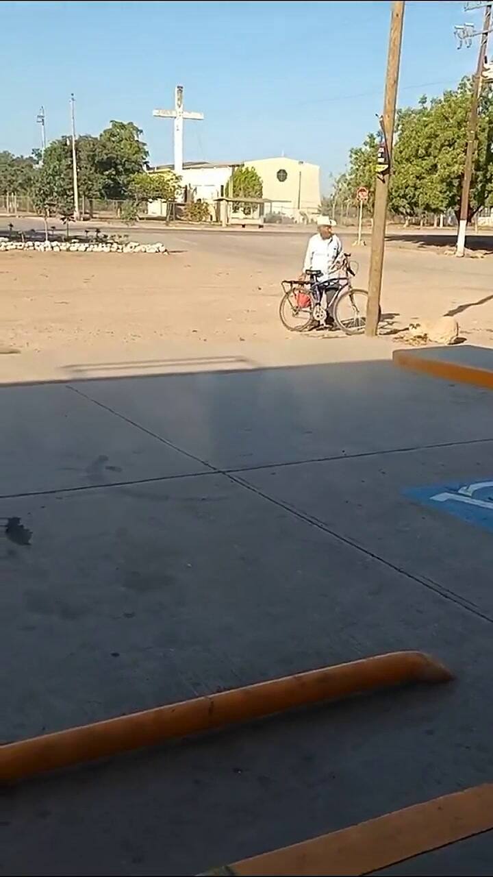 Tiktoker presume el amor que le tiene su abuelito al llevarle el lonche diario