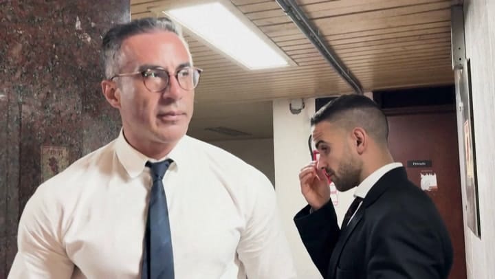 Leopoldo Luque atacó a un camarógrafo a la salida del juzgado