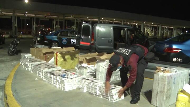 Detienen a un hombre con más de diez mil atados de cigarrillos de contrabando - Fuente: YouTube