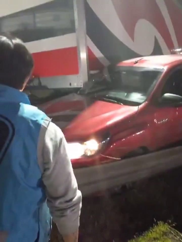 Persecución a los tiros en la autopista Cámpora: robó una camioneta, chocó contra un camión y fue detenido