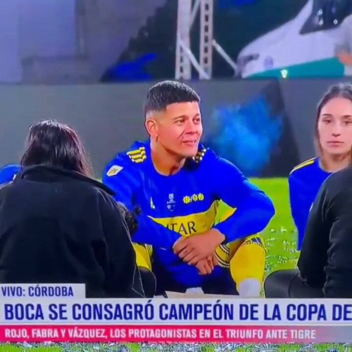 Rojo fuma durante el festejo de Boca campeón de la Copa de la Liga