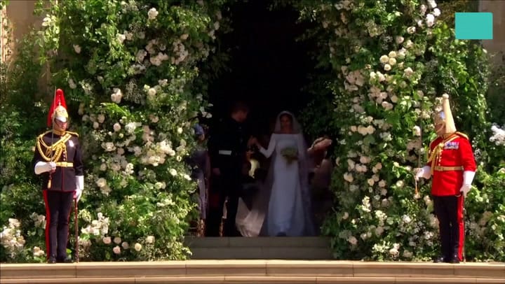 Boda real: el beso de la pareja y el saludo oficial