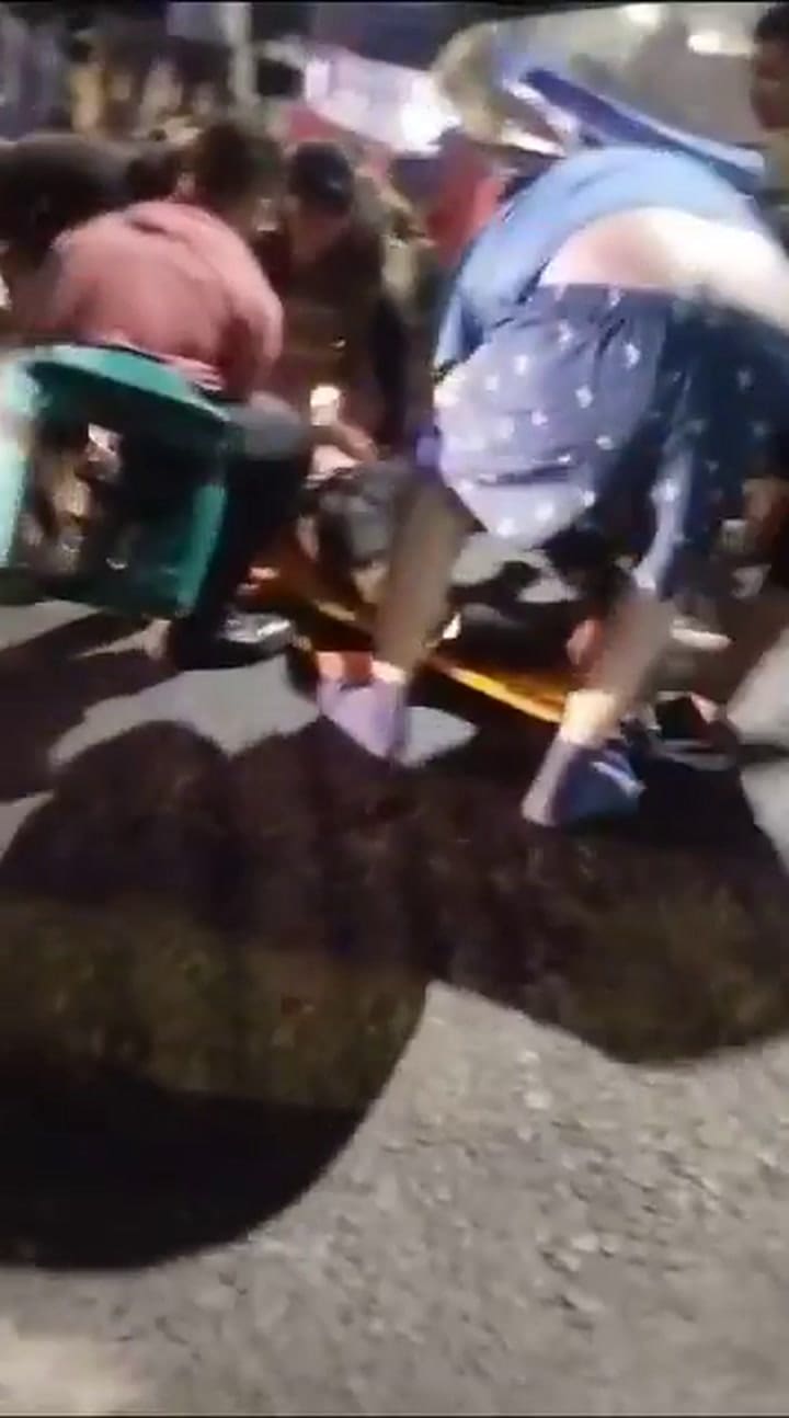 Un adolescente hacía piruetas con la moto y fue arrollado por un colectivo en Lanús