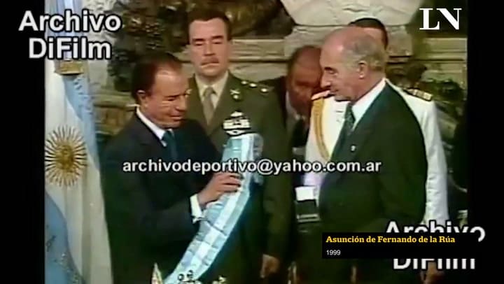 Menem le pasa el mando a De La Rúa
