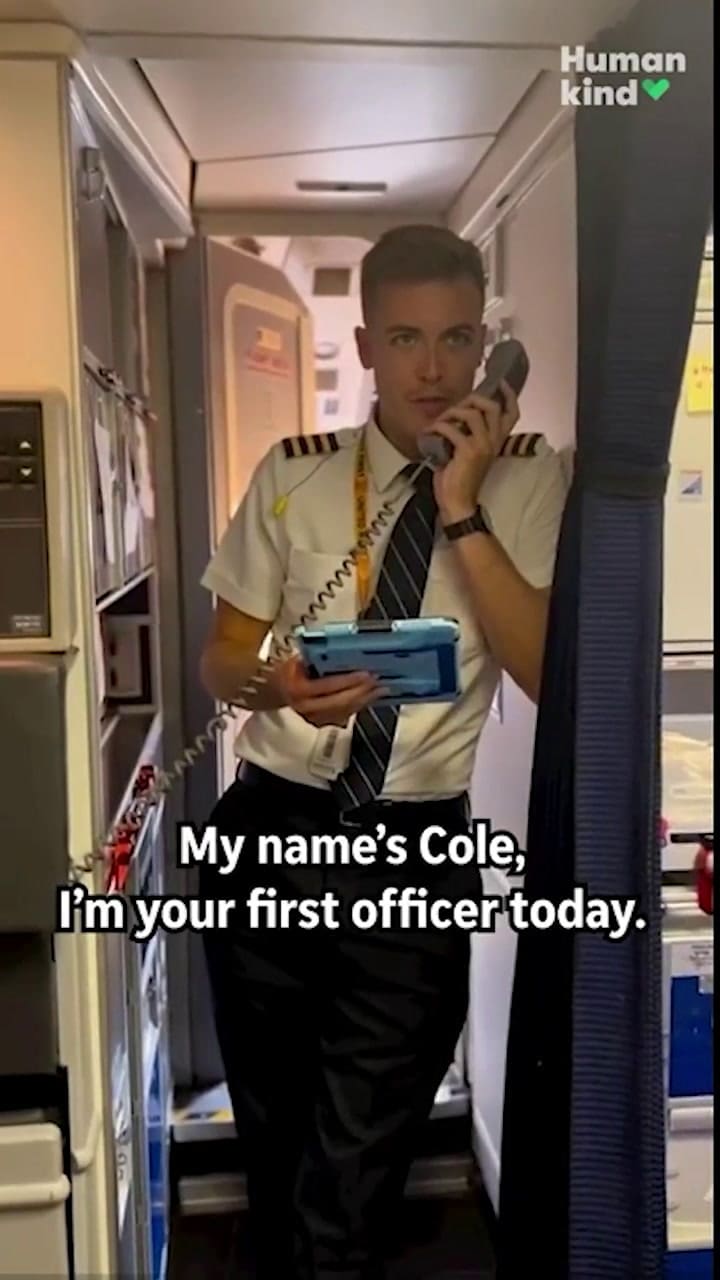 Es piloto, su mamá volaba como azafata y le dio un mensaje en el altoparlante que emocionó a todos