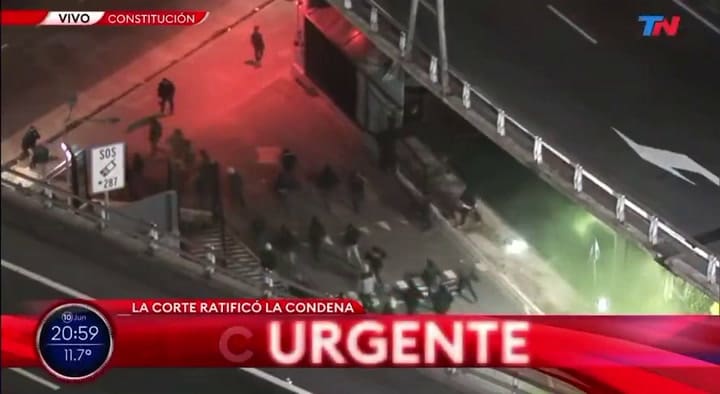 El momento en el que el grupo de manifestantes ataca el estudio de TN y El trece
